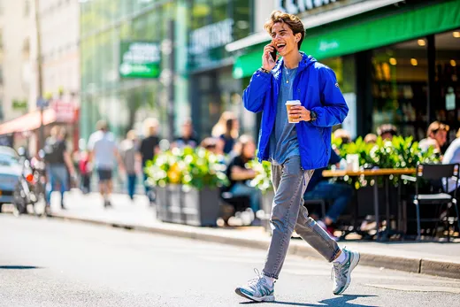 Indépendant marchant dans la rue en téléphonant
